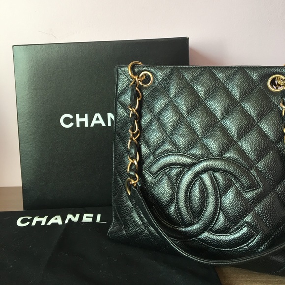 CHANEL Handbags - CHANEL Black Caviar Leather CLASSIC Tote.